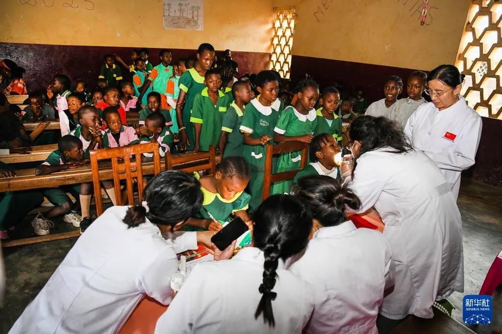 中国援喀麦隆医疗队在当地开展义诊活动-中非友好经贸发展工作委员会