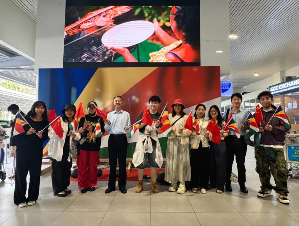 驻塞舌尔使馆迎接首批乘坐蓉塞直航抵达中国游客-中非友好经贸发展工作委员会