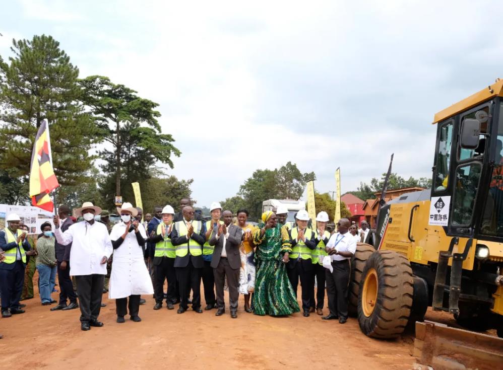 驻乌干达大使陪同乌总统出席当地道路开工仪式-中非友好经贸发展工作委员会