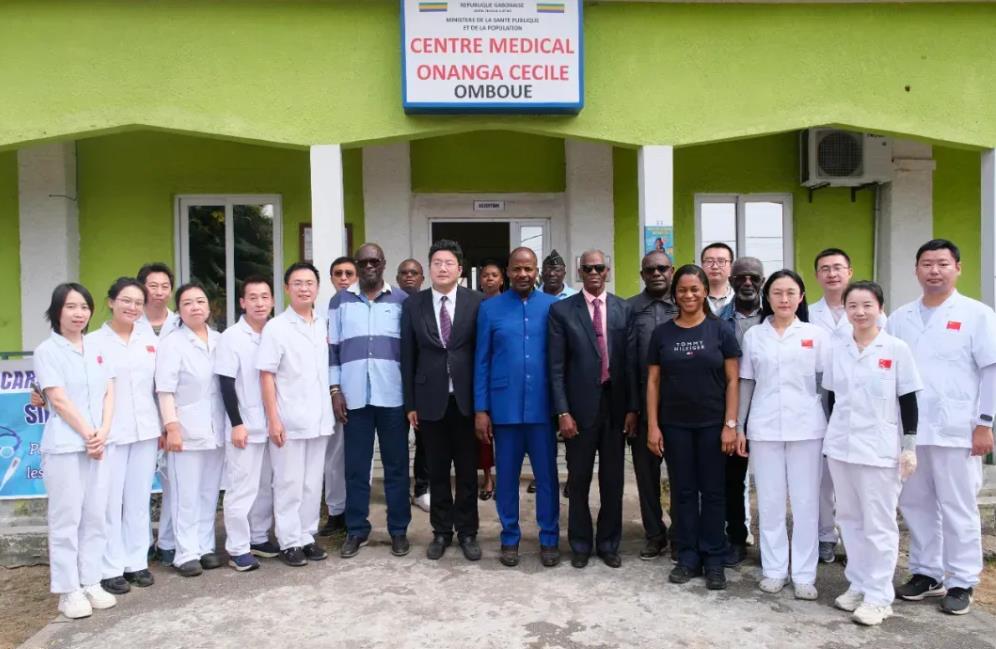驻加蓬大使陪同加蓬外长出席中国援加医疗队义诊活动-中非友好经贸发展工作委员会