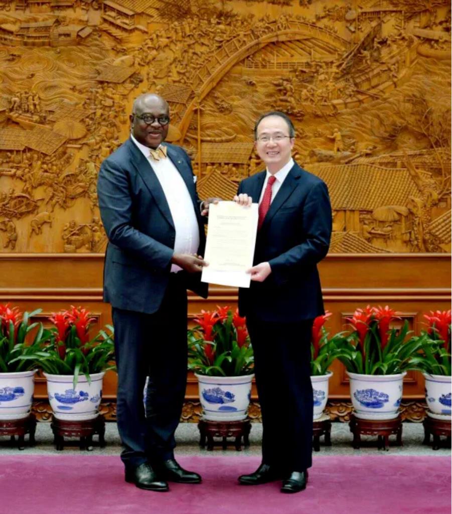 外交部部长助理兼礼宾司司长洪磊接受加纳新任驻华大使递交国书副本-中非友好经贸发展工作委员会