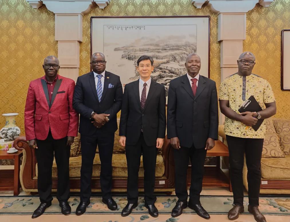 驻几内亚比绍大使会见几比海事港口局局长阿方索·特-中非友好经贸发展工作委员会