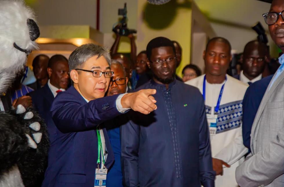 驻塞内加尔大使陪同塞总统法耶、总理松科参观投资塞内加尔论坛中国展区-中非友好经贸发展工作委员会