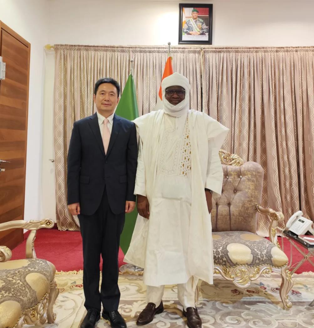 驻尼日尔大使到任拜会尼国家重建协商委员会主席金加雷-中非友好经贸发展工作委员会