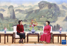 彭丽媛同吉尔吉斯斯坦总统夫人扎帕罗娃茶叙-中非友好经贸发展工作委员会