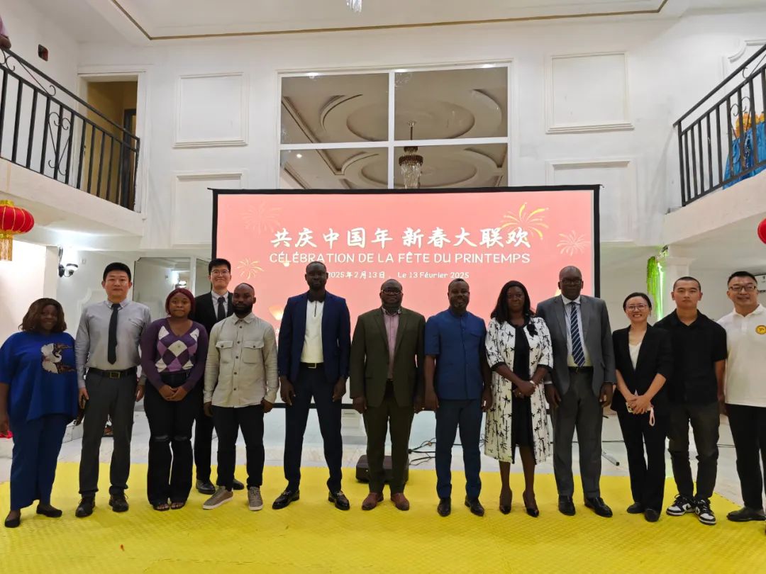 加蓬华侨华人协会在当地学校举办春节联欢活动-中非友好经贸发展工作委员会